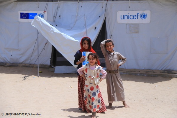 マリブの国内避難民キャンプで、ユニセフが設置したテント式の一時的な学習空間に通う子どもたち。(イエメン、2022年3月撮影) © UNICEF_UN0630297_Alhamdani