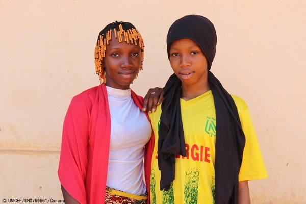 母親から女性器切除（FGM）を受けさせられそうになったが、父親が反対してくれたおかげでFGMを受けずに済んだ15歳のナンテニンさん(左)と妹。ナンテニンさんは、この地域の若い女の子たちとともに、FGMの慣習をなくすための啓発活動を行っている。 (ギニア、2