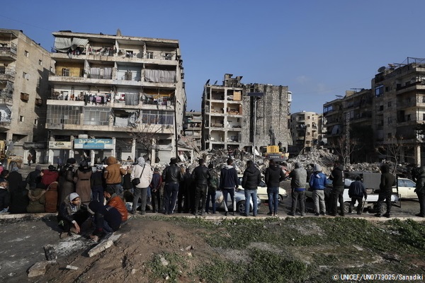 アレッポ近郊のAl Masharqa地区で、地震の被害から逃れた避難民や地域の人たちが倒壊した建物から、生存者の救助活動を行っている。(シリア、2023年2月7日撮影) © UNICEF_UN0779025_Sanadiki