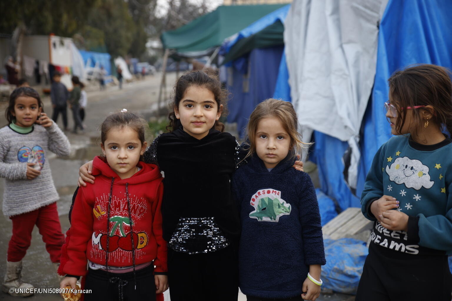 ハタイにある非公式な避難所で生活する子どもたち。(トルコ、2024年1月22日撮影) © UNICEF_UNI508997_Karacan