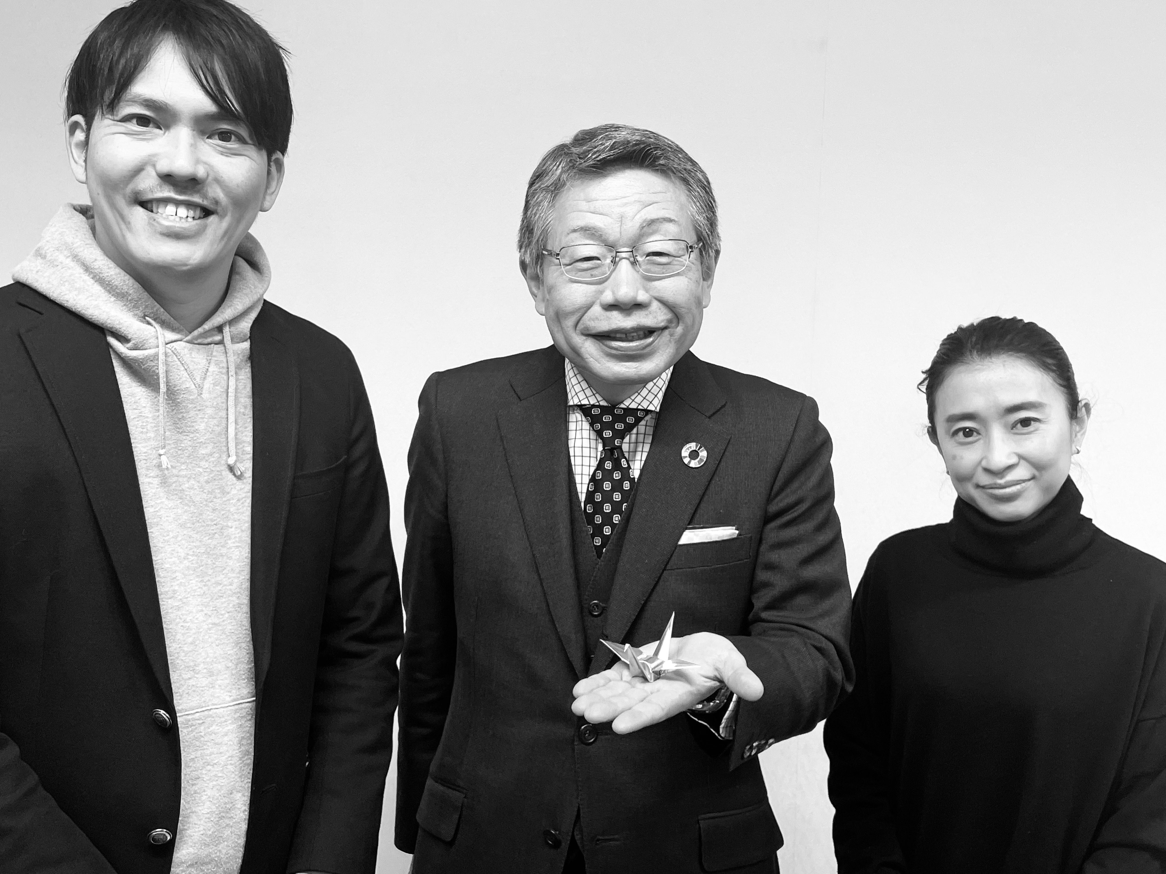 （左）ウチノ板金　内野友和　（中央）東村山市長 渡部尚氏　（右）ウチノ板金　内野佳織