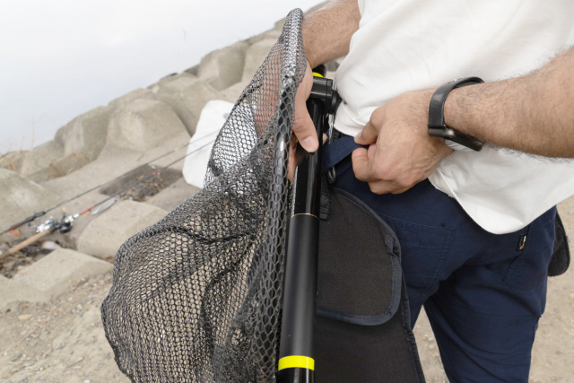 左右どちらの腰にも「ランディングネット」を挿すことが可能。※Fishermans Workpants HASU®（NTP）ネイビー着用