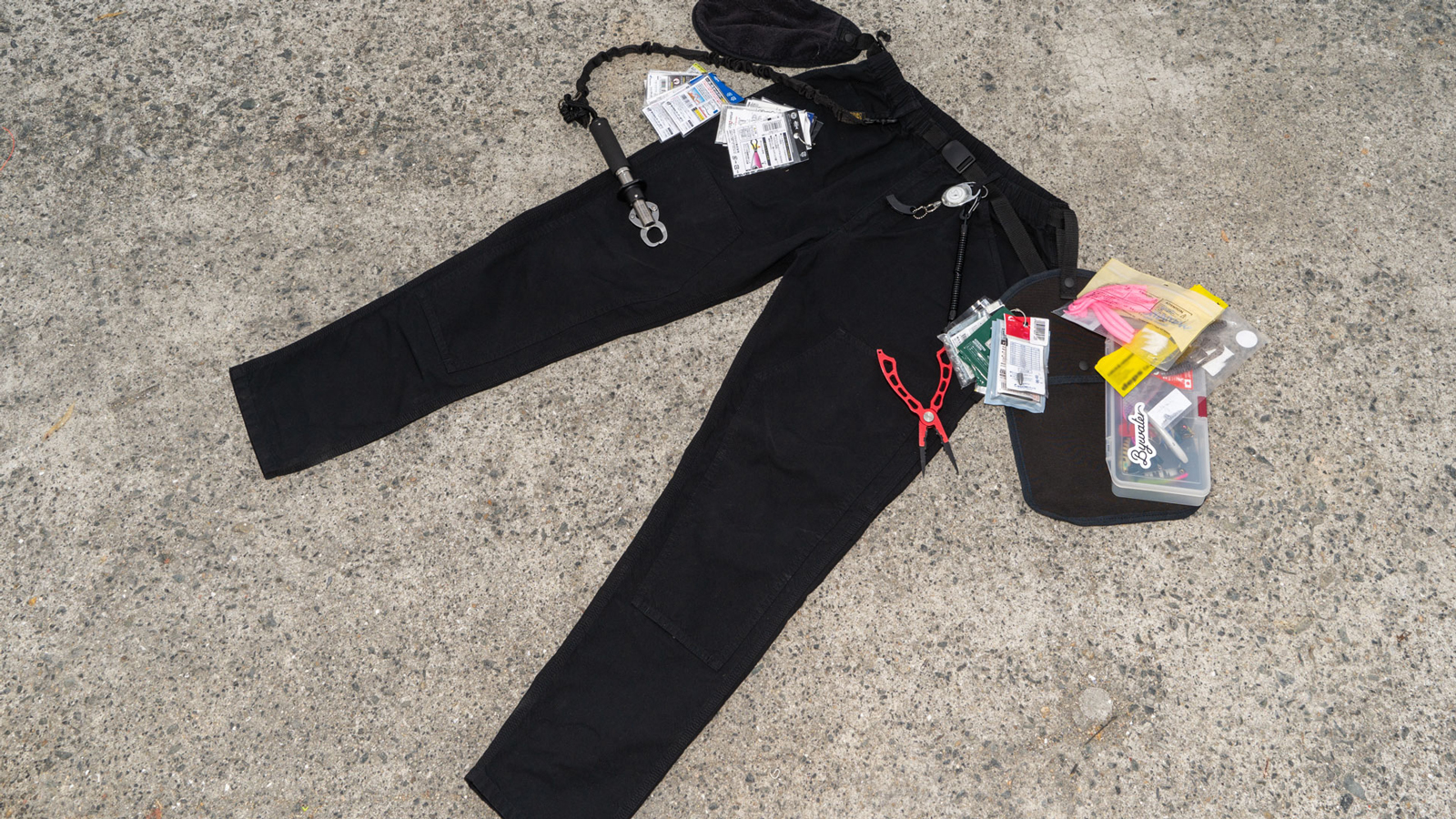 バス釣りでの利用した際の収納量イメージ。※Fishermans Workpants HASU®（NTP）ブラックにて撮影