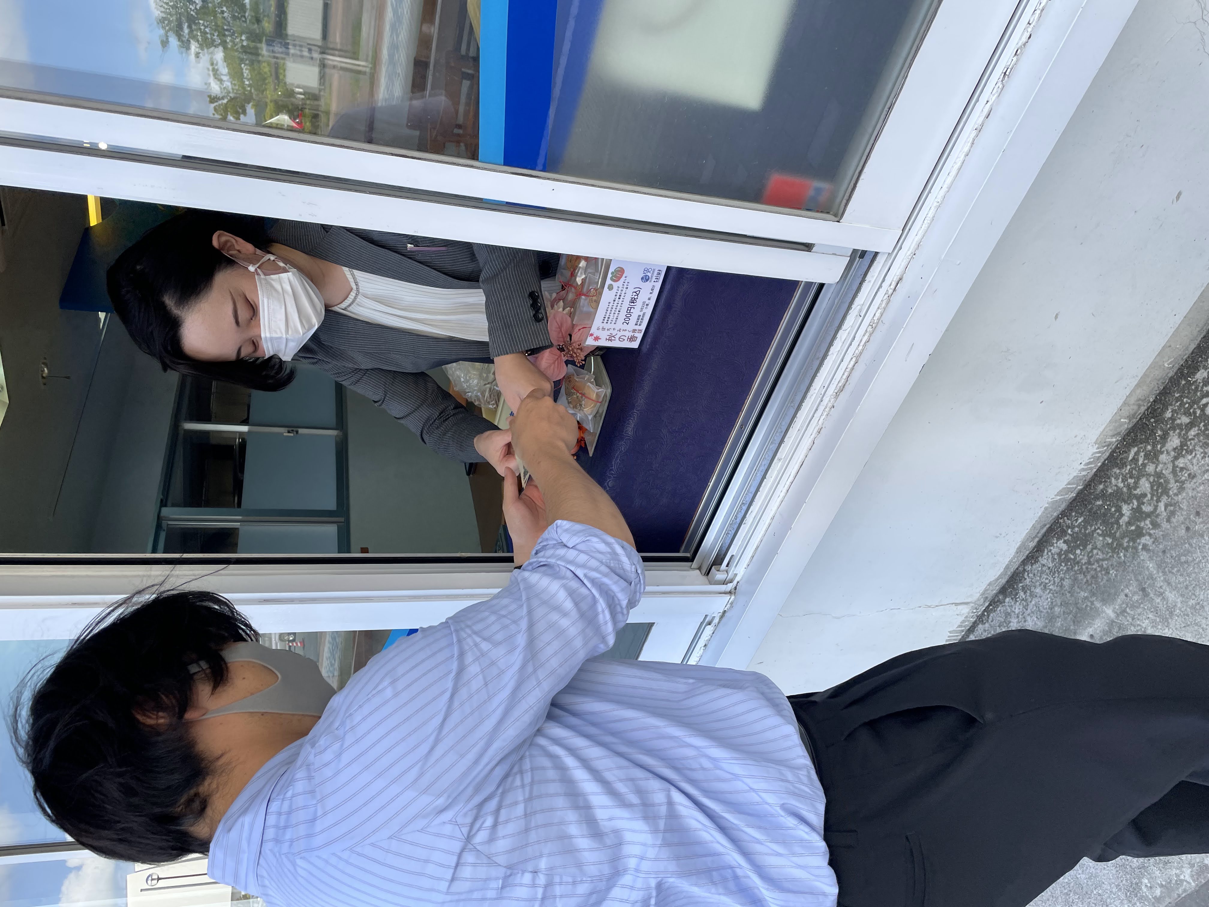 地域の方々や観光客が来店