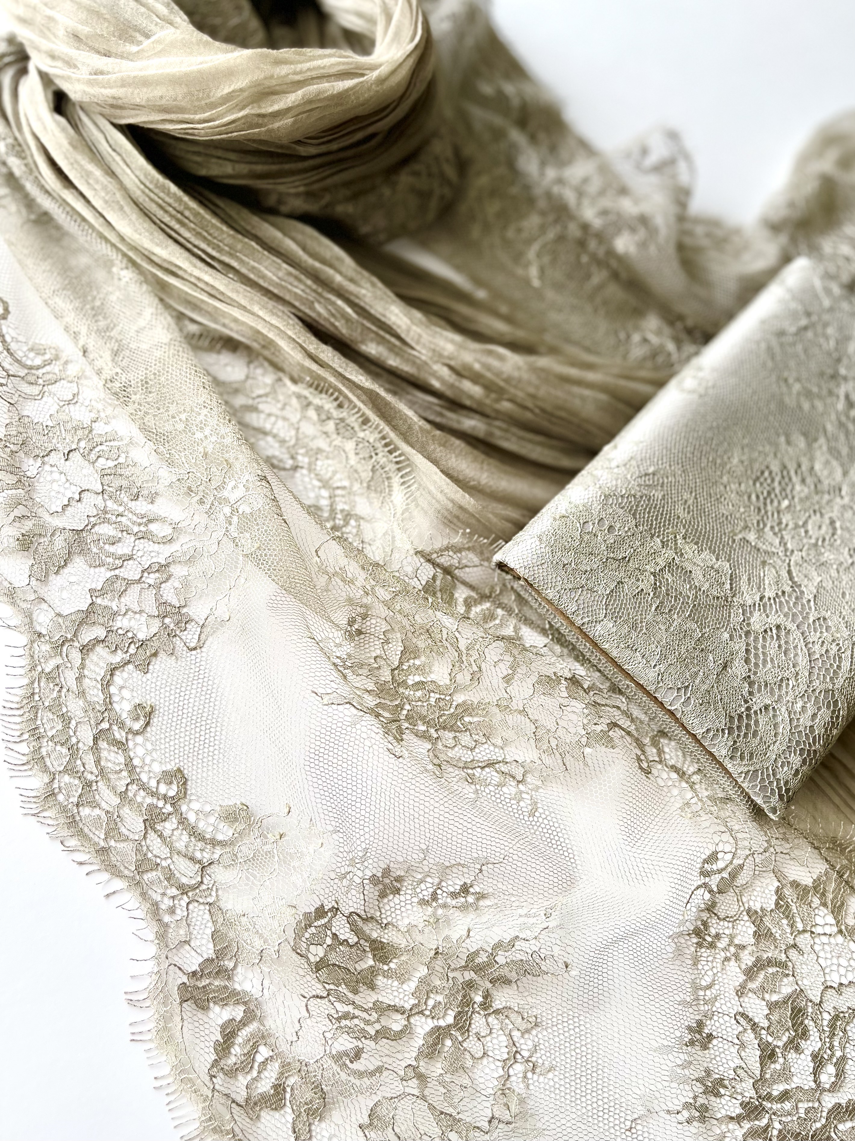 貴重なシルクレースを使ったストールとクラッチバック