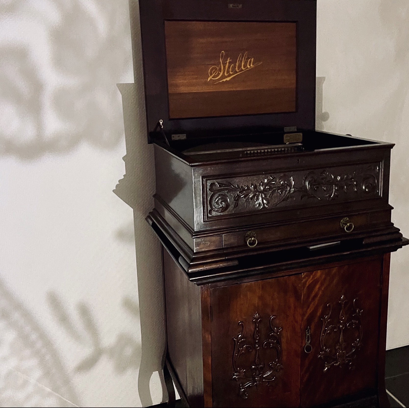 オルゴール「ステラ」 （19世紀、河口湖音楽と森の美術館蔵）  1885 年、鋼鉄製の金属の歯（櫛歯）を金属製の突起（ピン）で弾き、振動を木製の箱に伝えて音を奏でるディスクオルゴールが、ドイツで発明される。 ステラはディスクに突起がない独特なもので、その繊