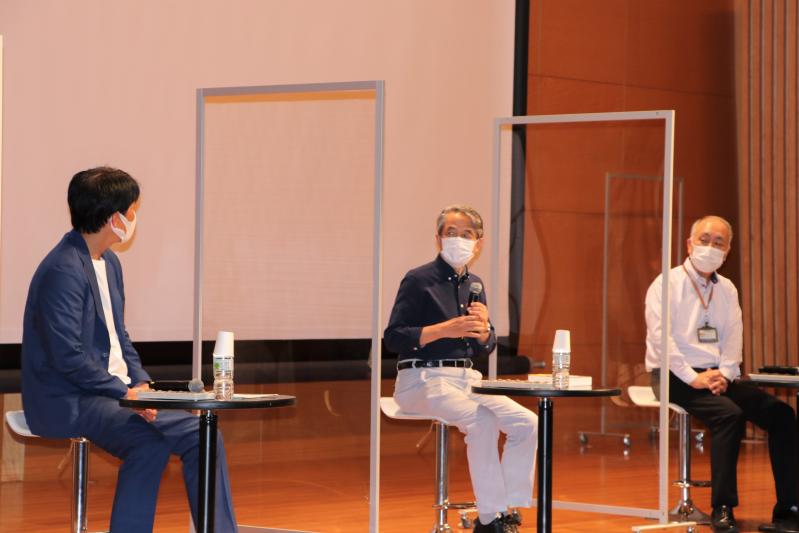 対談する槇野学長（中央）と鍵本教育長（右）