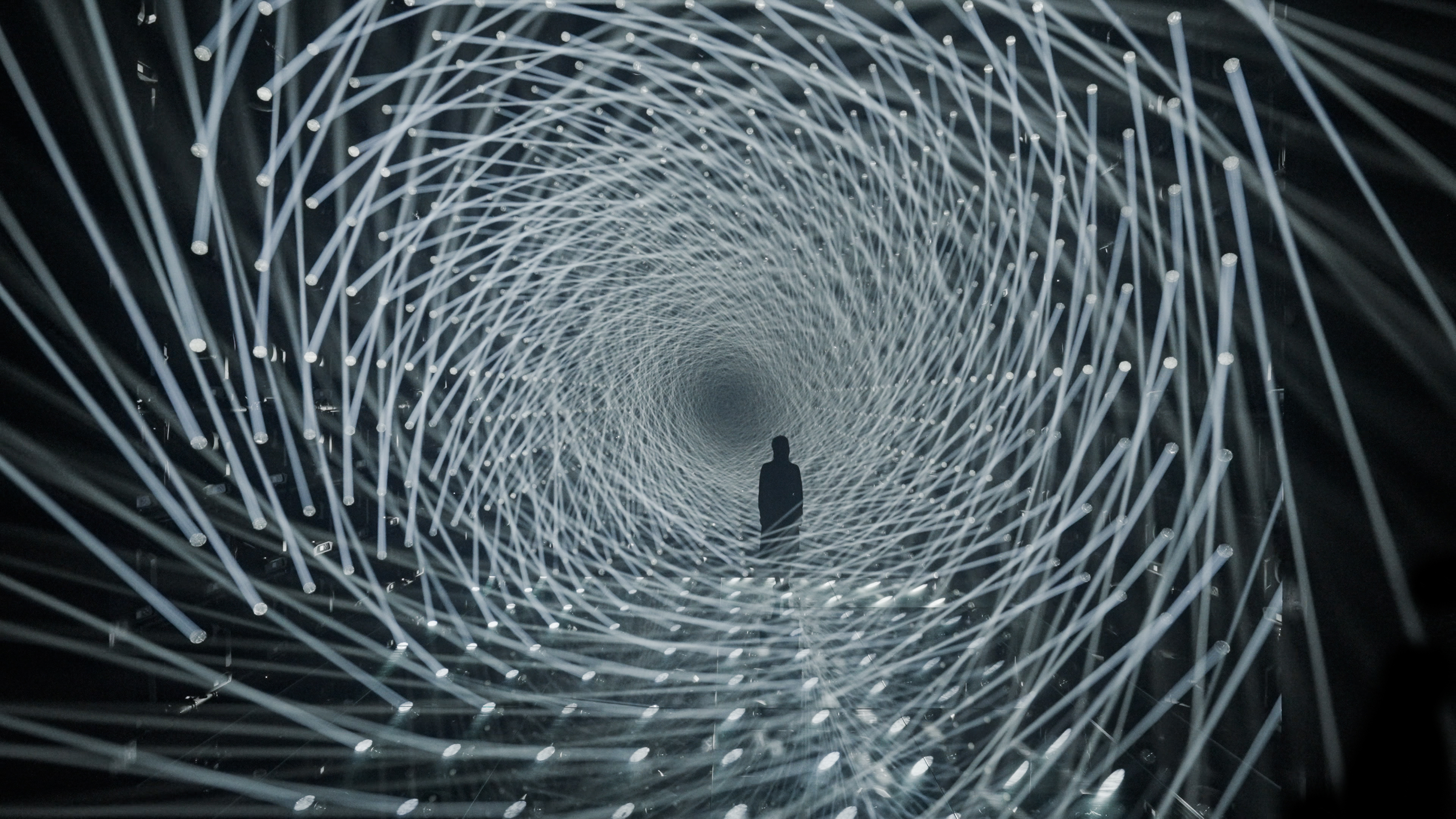 チームラボ《Light Vortex》© チームラボ