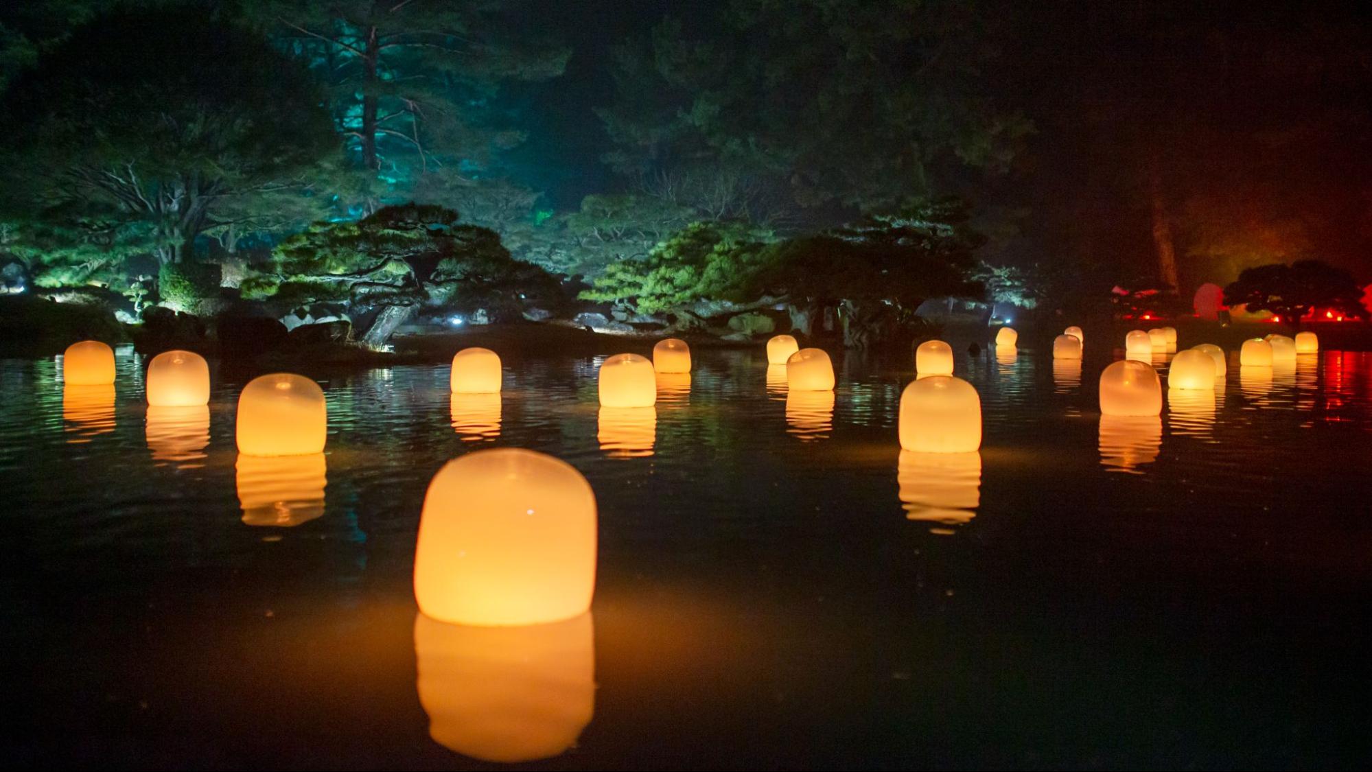 チームラボ《大池に浮遊する呼応するランプ - ワンストローク》©チームラボ ※参考画像