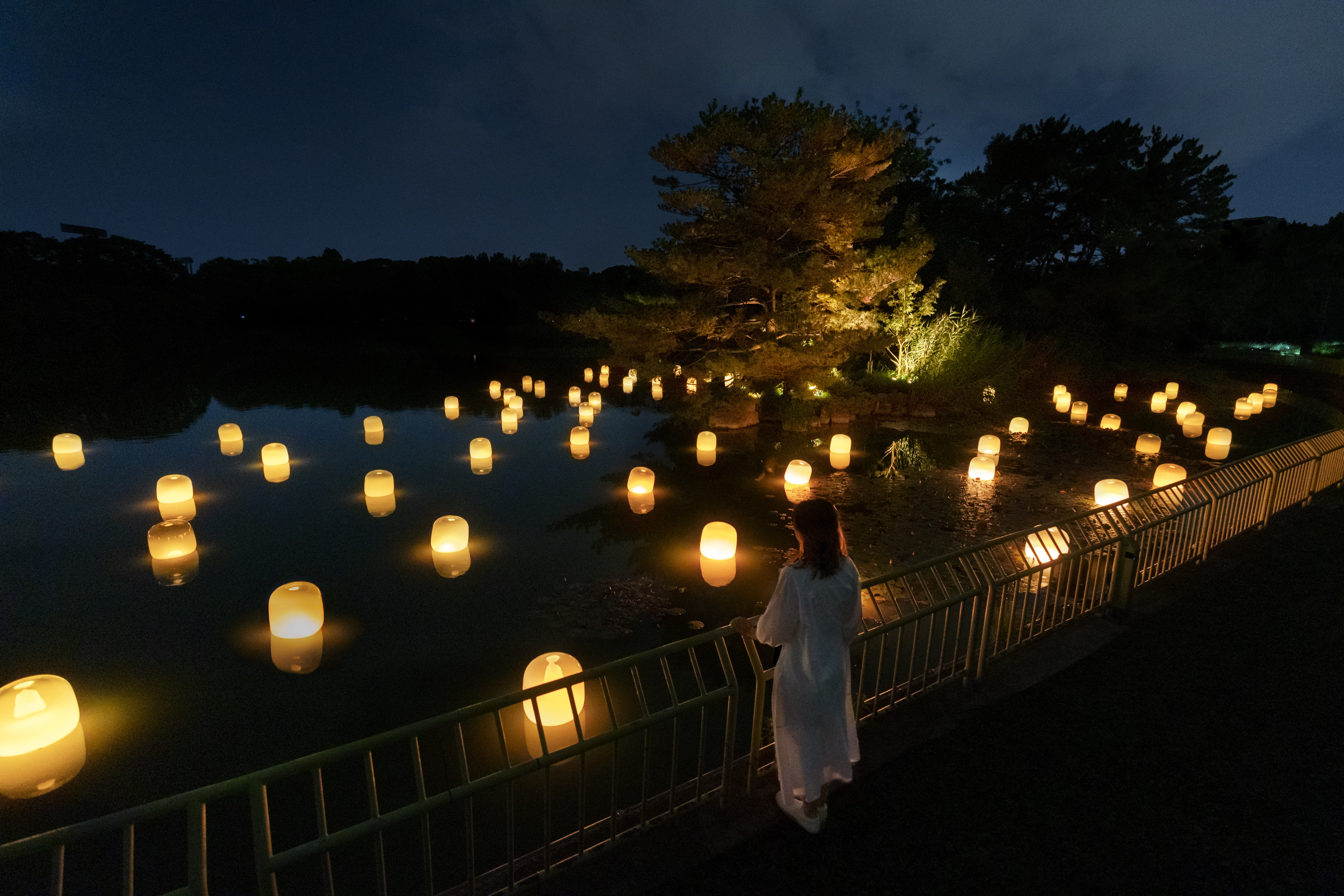  チームラボ《大池に浮遊する呼応するランプ》©チームラボ 