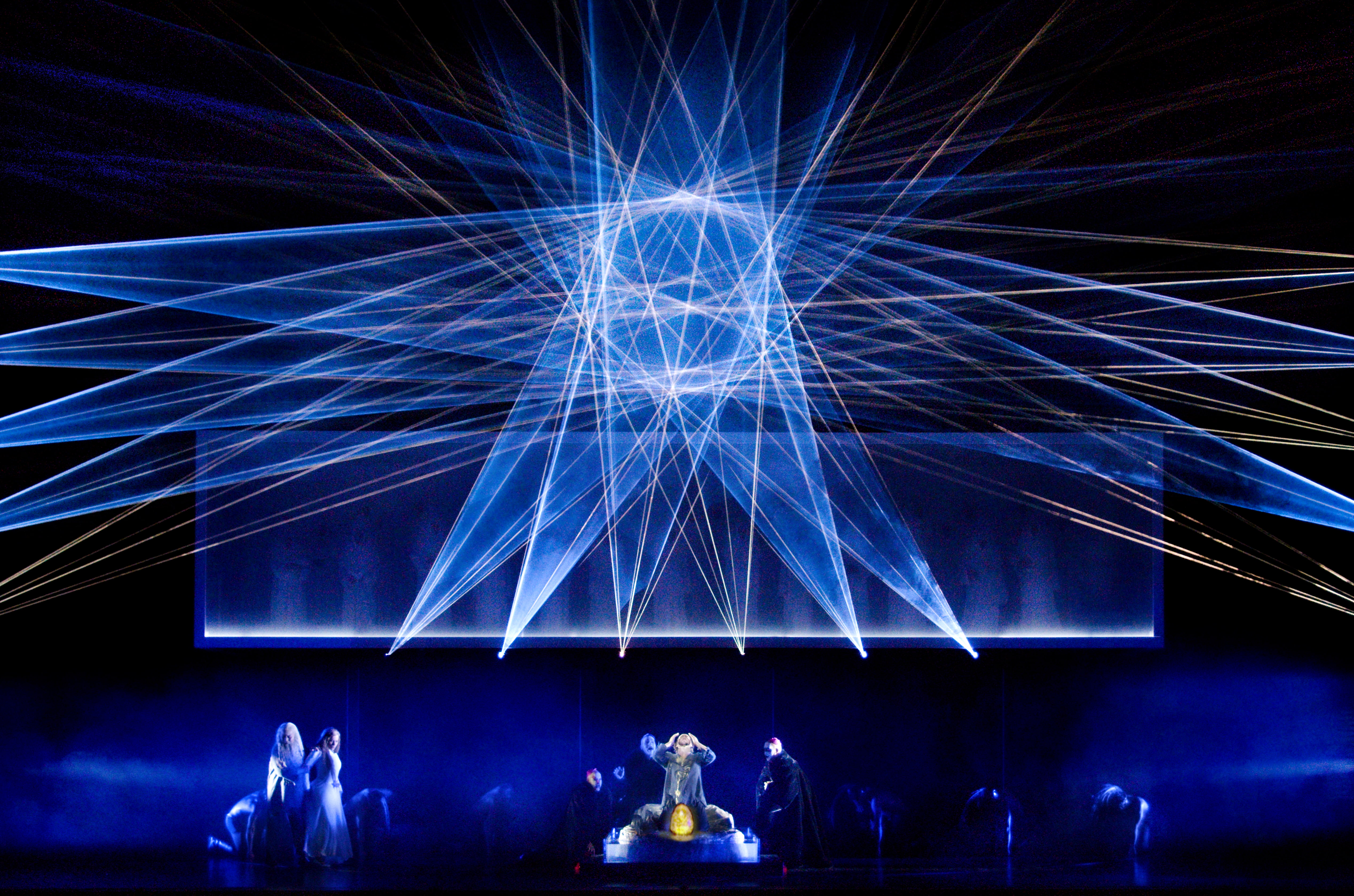光による立体的な彫刻空間がステージ上に現れる © teamLab, Courtesy Daniel Kramer, Grand Théâtre de Genève, and Pace Gallery