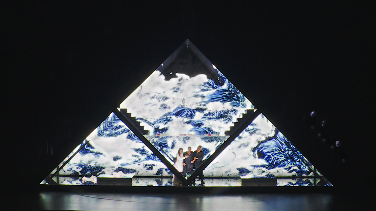 万華鏡のような潜在意識の世界 © teamLab, Courtesy Daniel Kramer, Grand Théâtre de Genève, and Pace Gallery