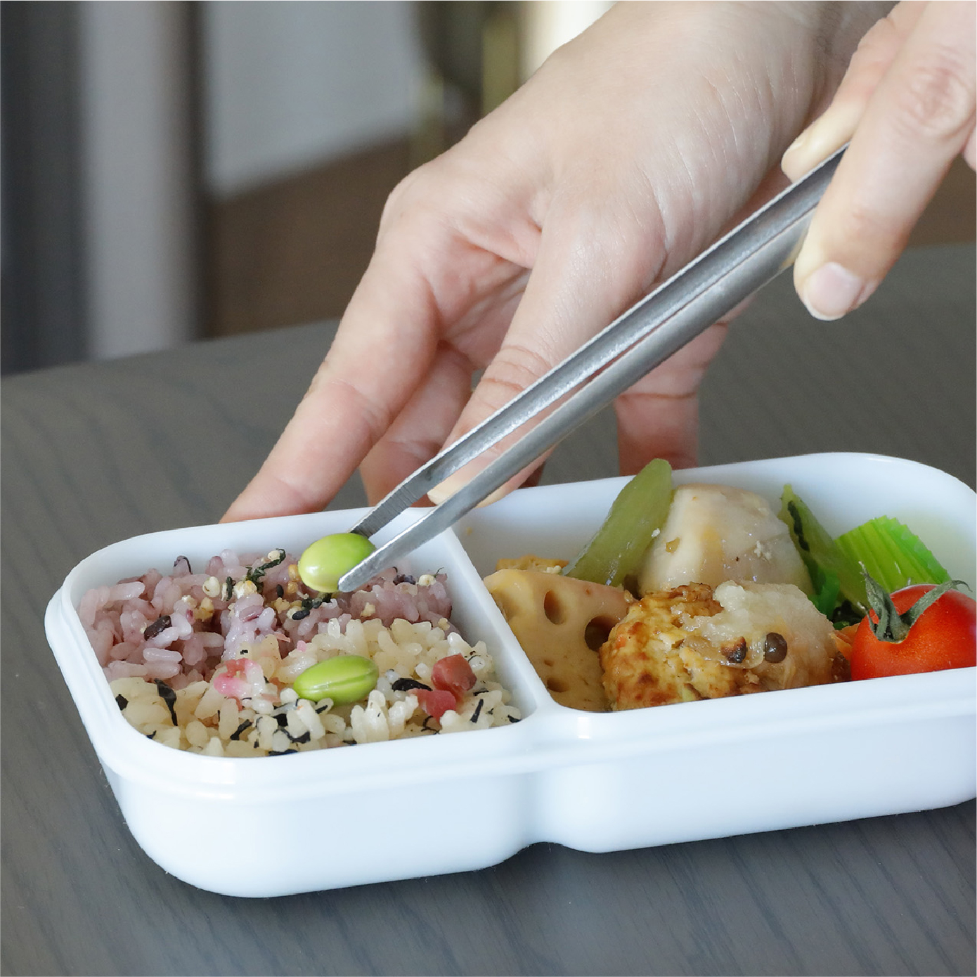 お弁当やサラダに使用するトング