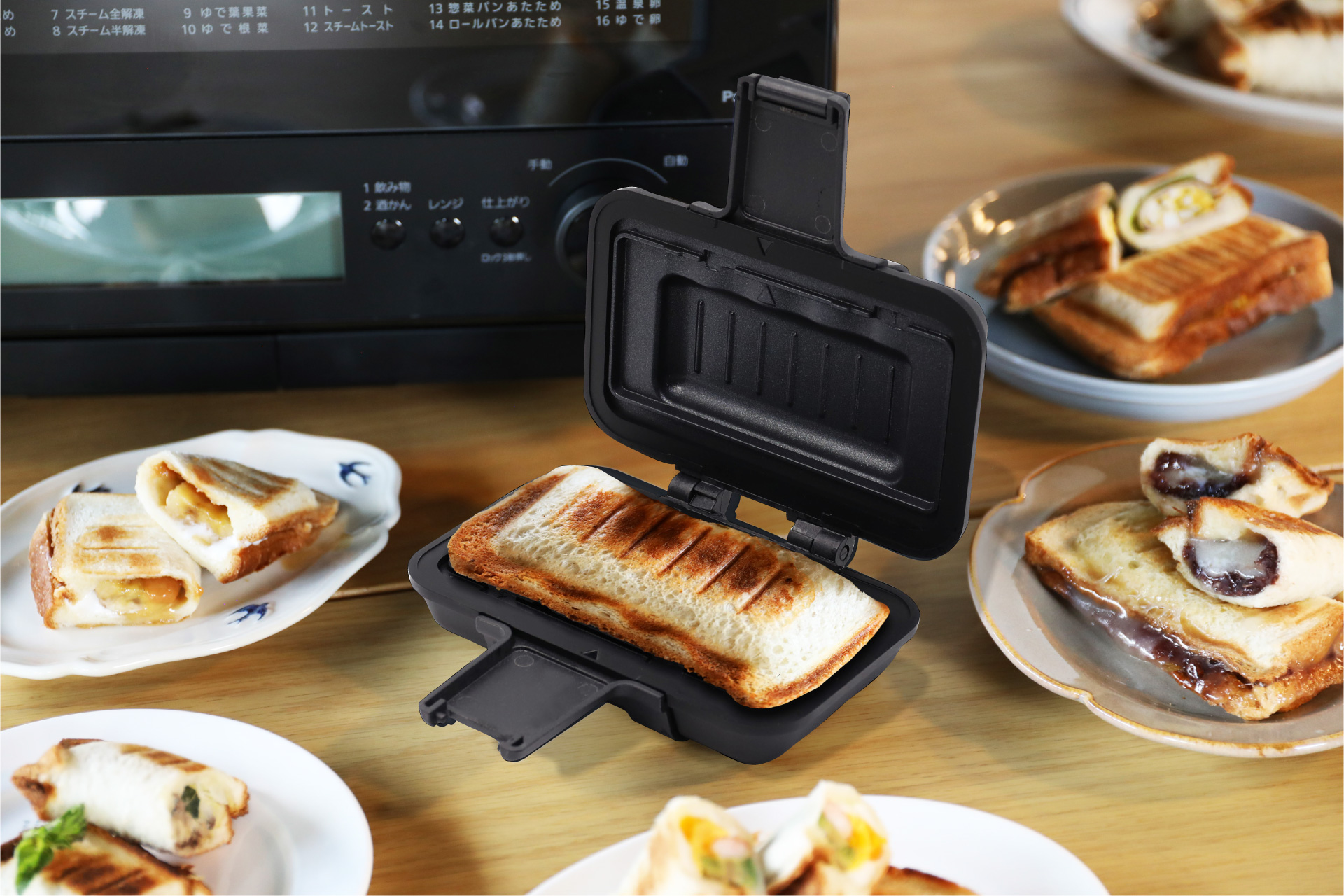 電子レンジで加熱中のホットサンドメーカー