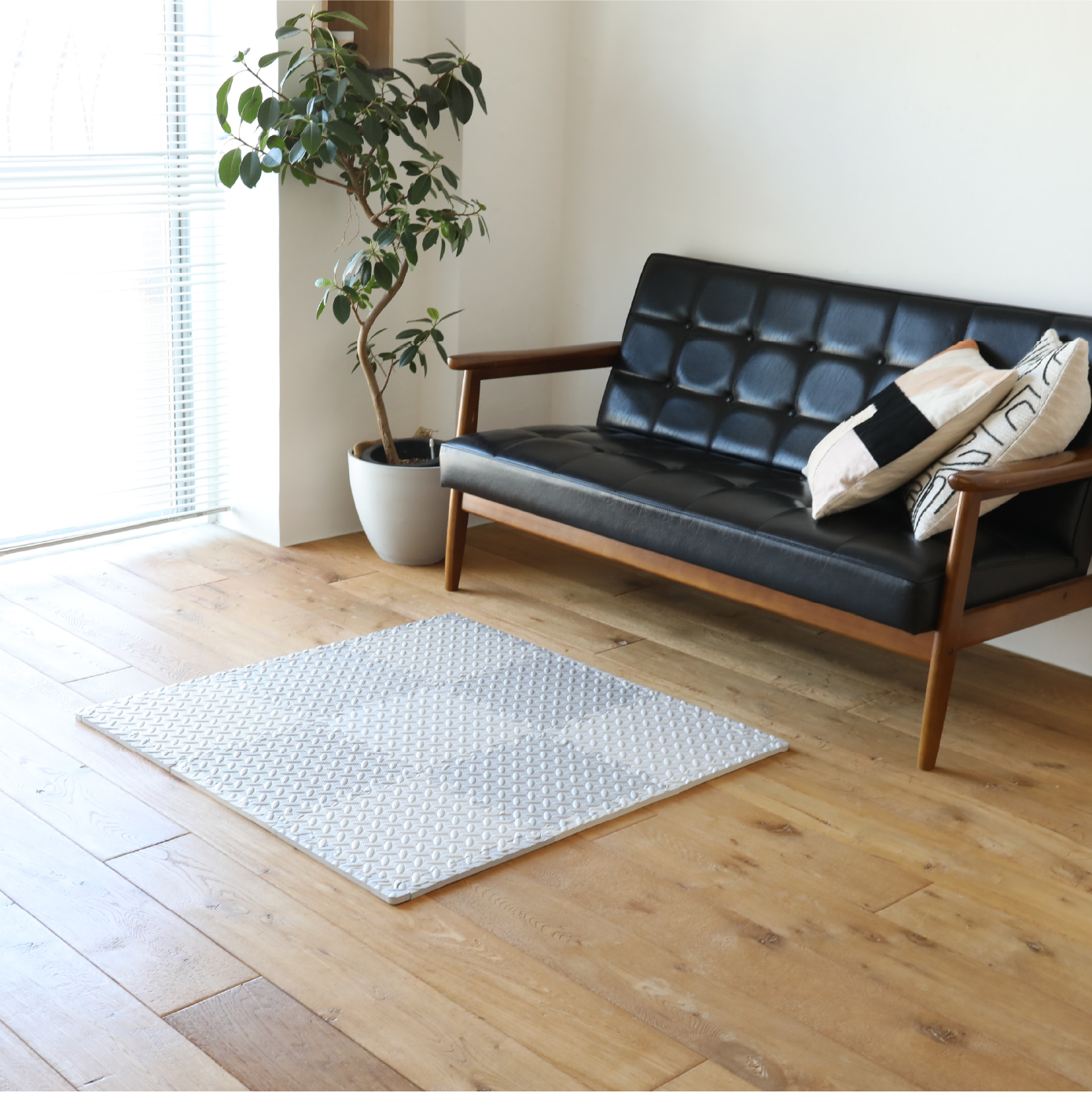 インテリアになじむ落ち着いた色合いのマット