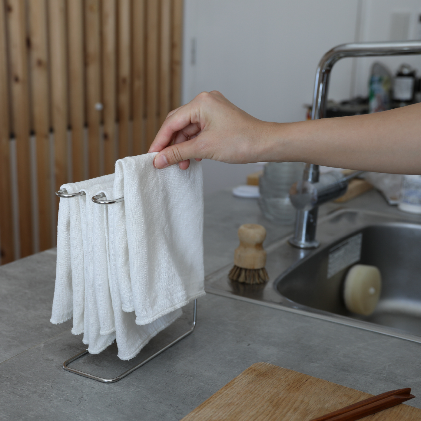 キッチンに馴染むおしゃれなふきんスタンド