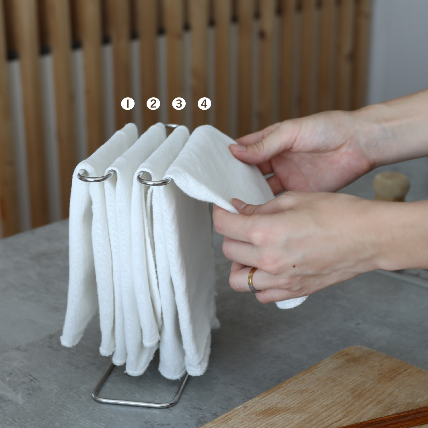 省スペースで4枚掛けられるふきんスタンド