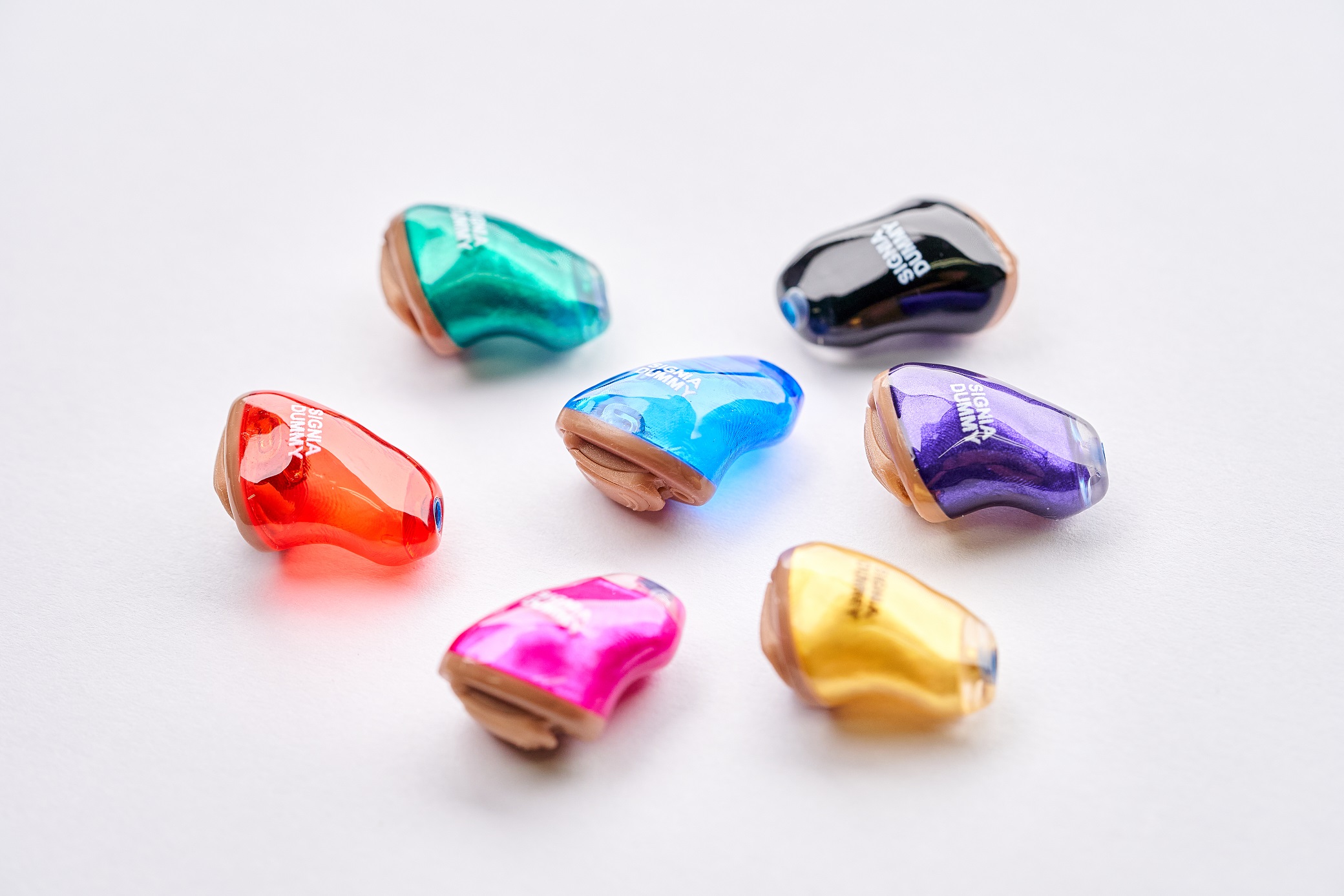 カラフルな耳あな型補聴器