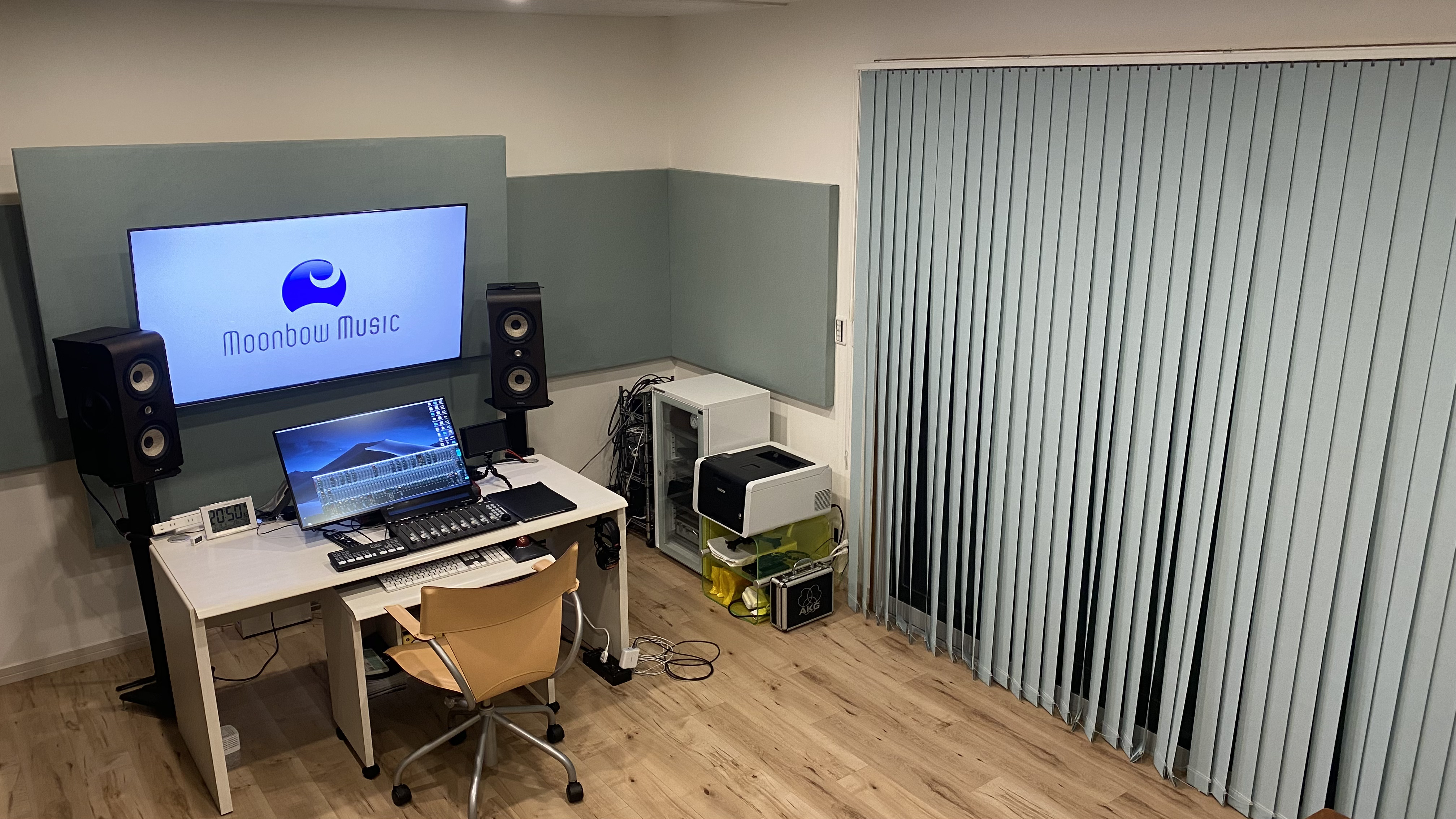 ソファ、冷蔵庫、キッチンスペースも完備。13畳のダイニングスペースも兼ねたコントロールルーム。