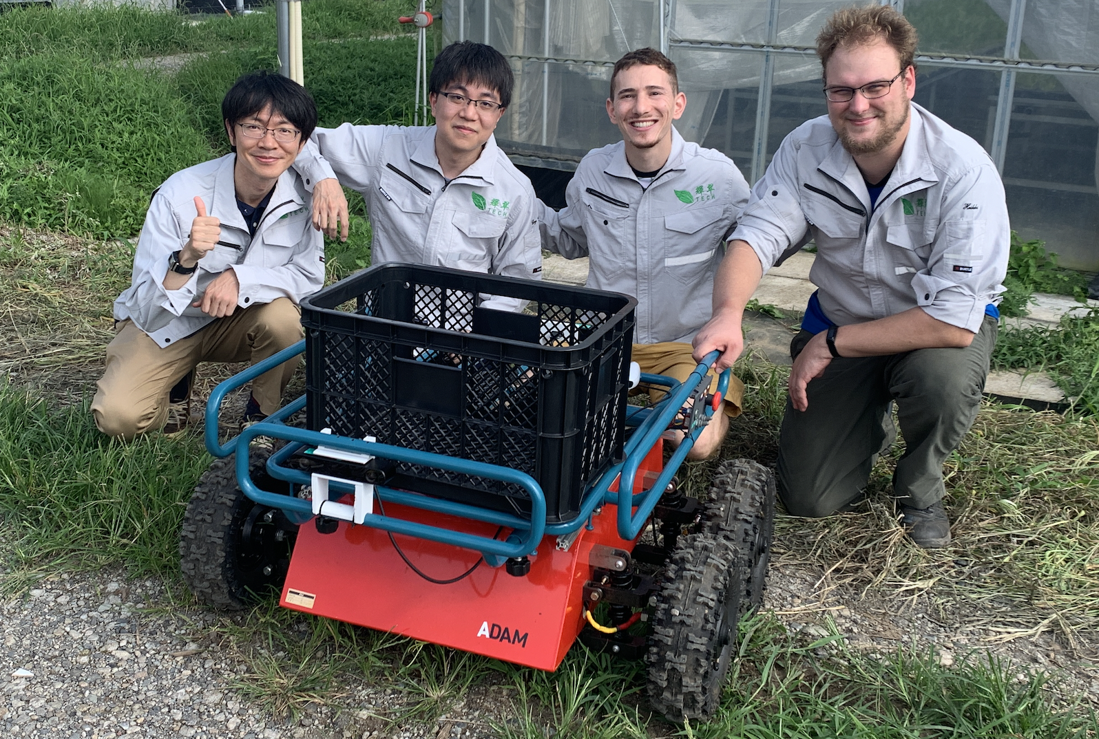 輝翠TECHメンバーと開発中のロボット