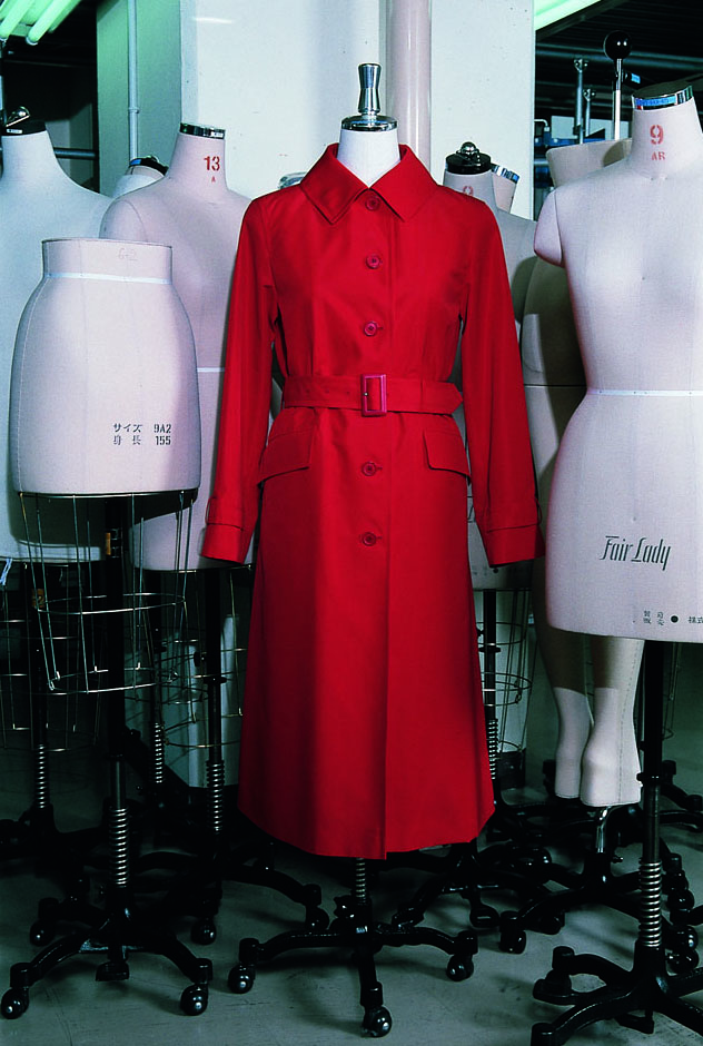 流行したコートの１つ「赤いレインコート」（1957年発売）