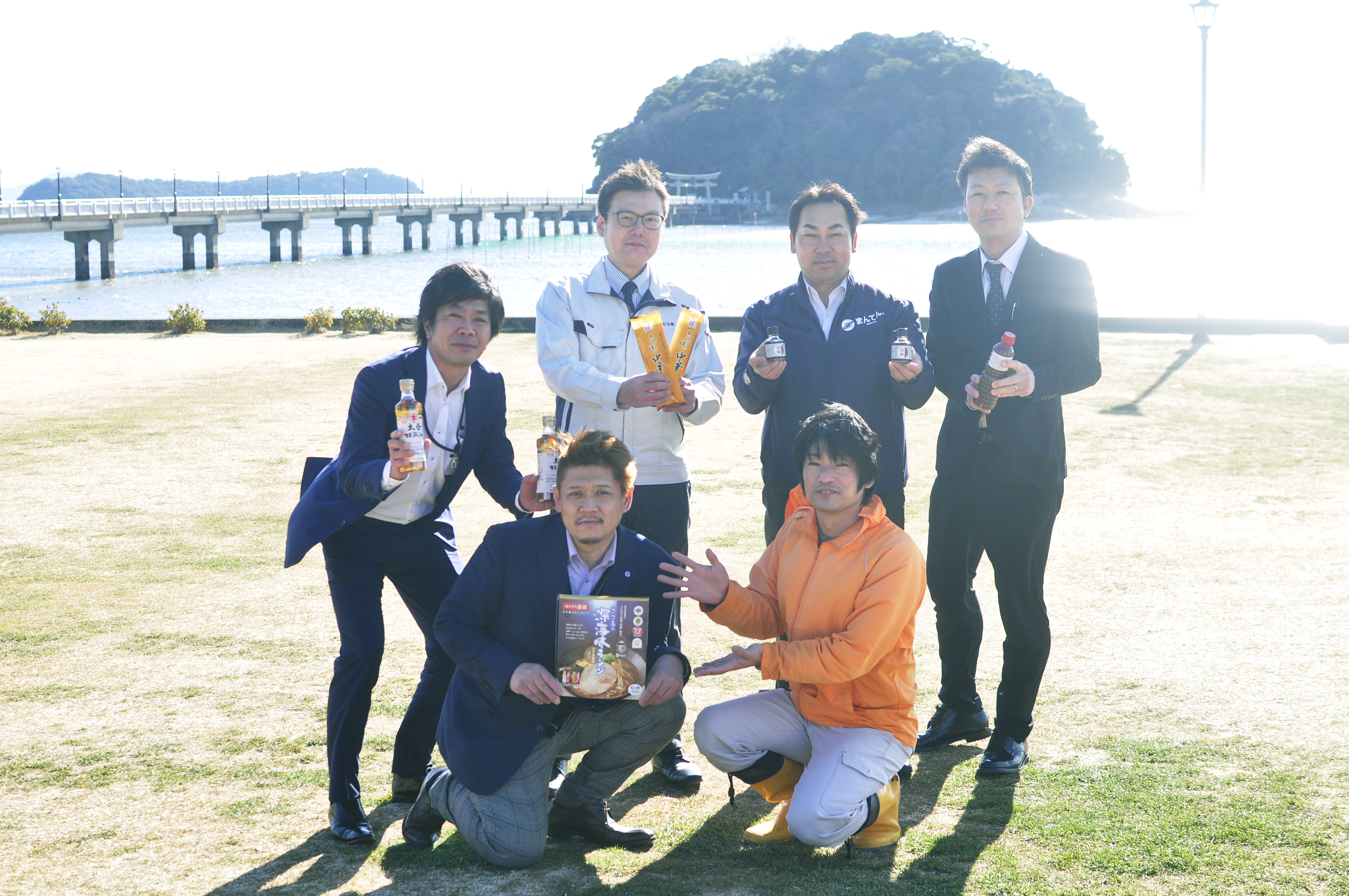「深海味ラーメン」づくりに協力した、左上から時計回りに竹本油脂(株)・中嶋氏、(株)金トビ志賀・志賀氏、(株)まんてん.・黒田社長、(株)ヤマミ醸造・田辺氏、竹島水族館・小林館長、(株)笹やGroup・笹野社長 