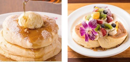 左から、発酵ホイップバターが美味しいノーマルなパンケーキ、新鮮なフルーツたっぷりの一番人気「ハワイアンフルーツパンケーキ」