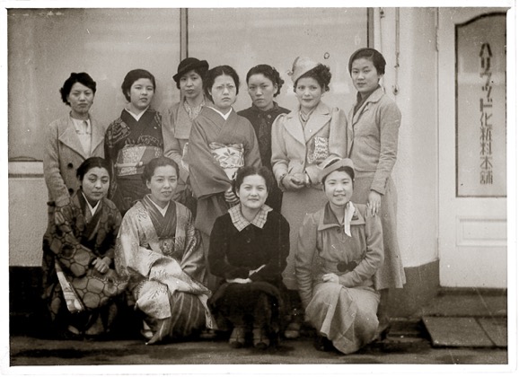 創業時から女性スタッフの多いハリウッドグループ＿後列右から2番目がメイ・ウシヤマ