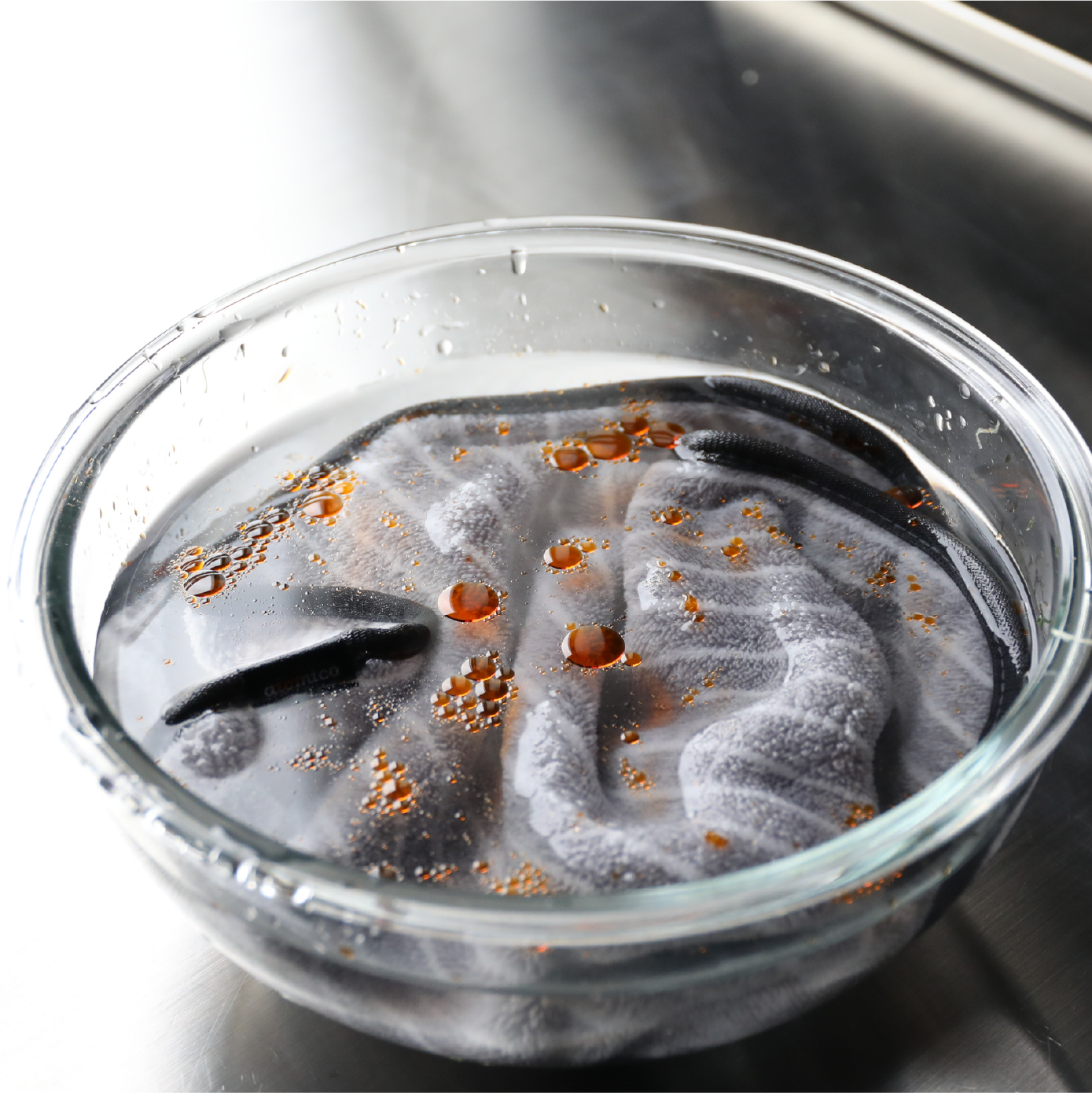 油汚れが水に浮く様子