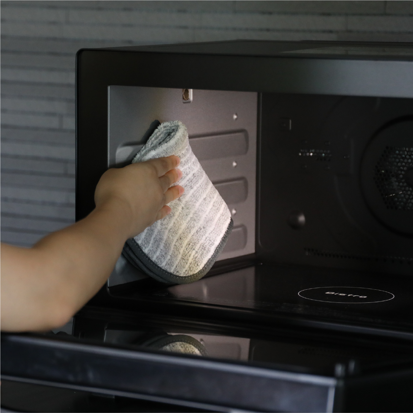 電子レンジの中を掃除