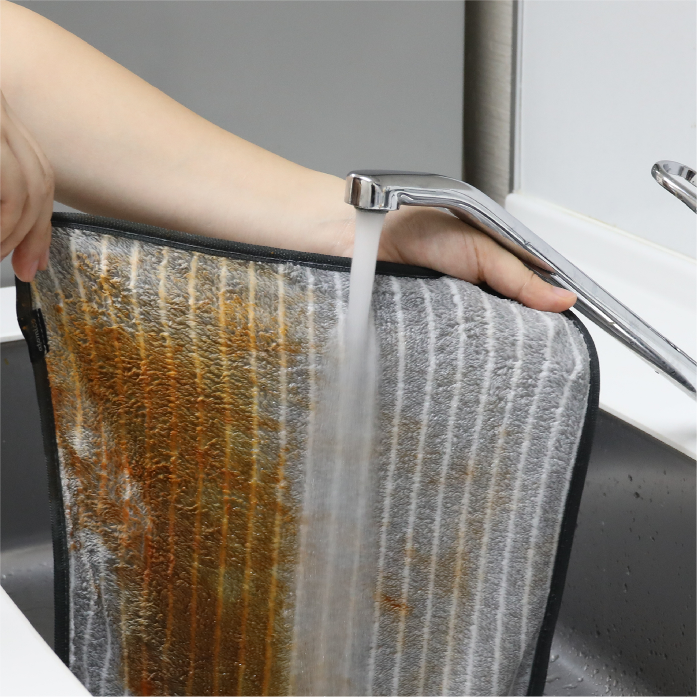 水につけるだけで汚れが落ちる