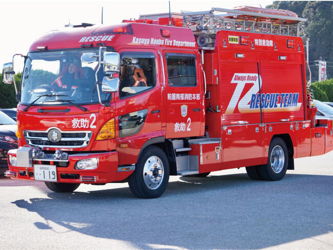 救助工作車とは、救助（レスキュー）活動に使う消防車両のことです。交通事故、水難事故、火災、自然災害など、様々な状況のなかで活動できるように必要な道具や装備がついています。