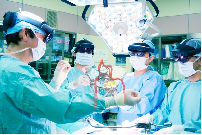 VRで臓器や血管を確認しながら手術する様子