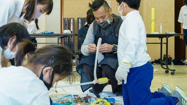 さまざまゴミから思い思いの素材を集める生徒と淀川テクニック