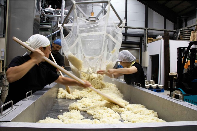 <味醂蔵>味醂の試飲 <味醂蔵>味醂の試飲