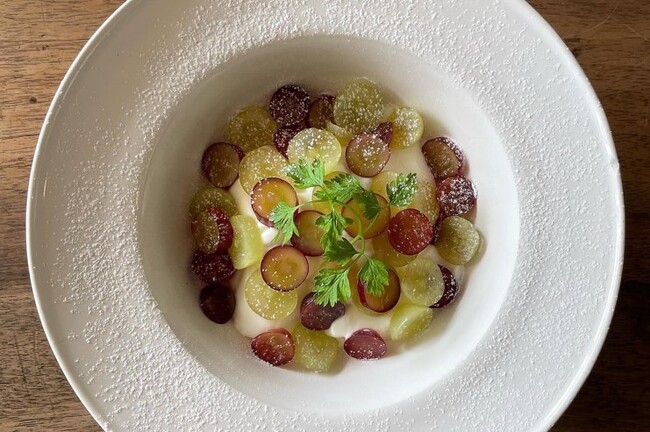 ミルクプリンぶどう添え／cafe tomiyama