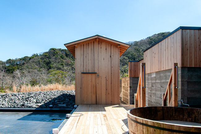 （奥）２階建てのサウナ小屋 （手前）木樽を使用した水風呂