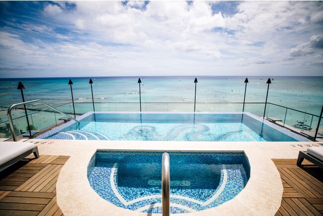 ワイキキの海と空の間に浮かぶインフィニティプール