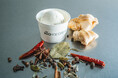 孝芳堂とHiO ICE CREAMがコラボレーション!ジンジャーエール製造過程から生まれた生姜くずをアップサイクルした「ジンジャースパイスアイスクリーム」を限定発売。