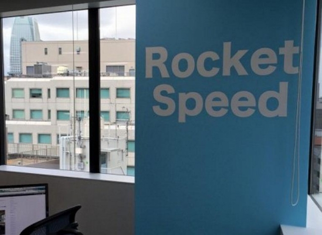 会社のバリューの一つ 「Rocket Speed」のサイン