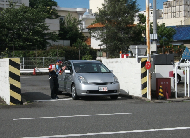 見通しの悪い交差点の通過