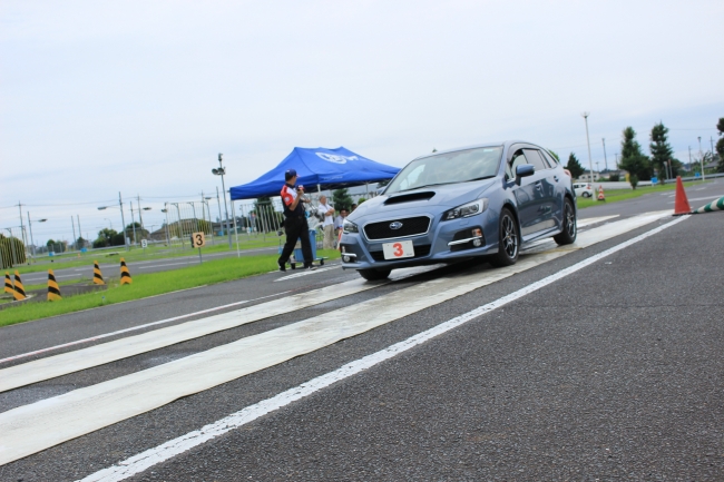 滑りやすい路面での急ブレーキ体験