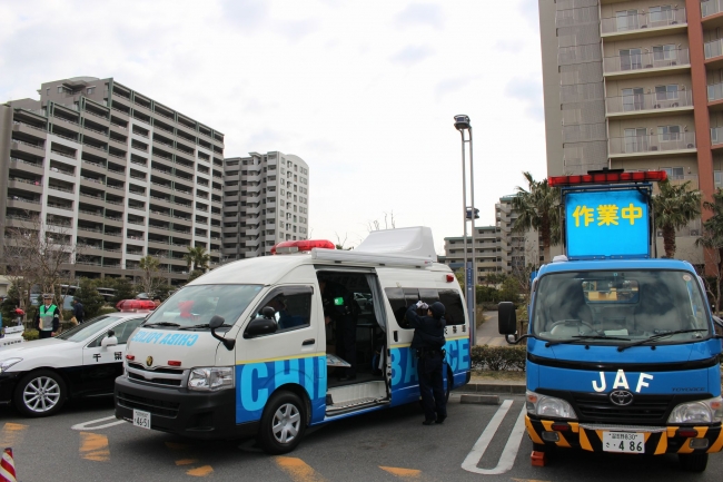 ＪＡＦレッカー車と警察車両の展示