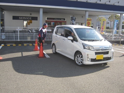 車庫入れ入実技の様子