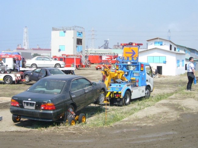 九都県市合同防災訓練の災害被災車移動の様子