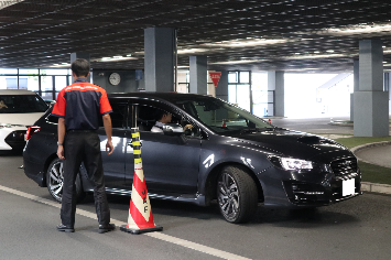 実践しながら車庫入れのコツをアドバイス