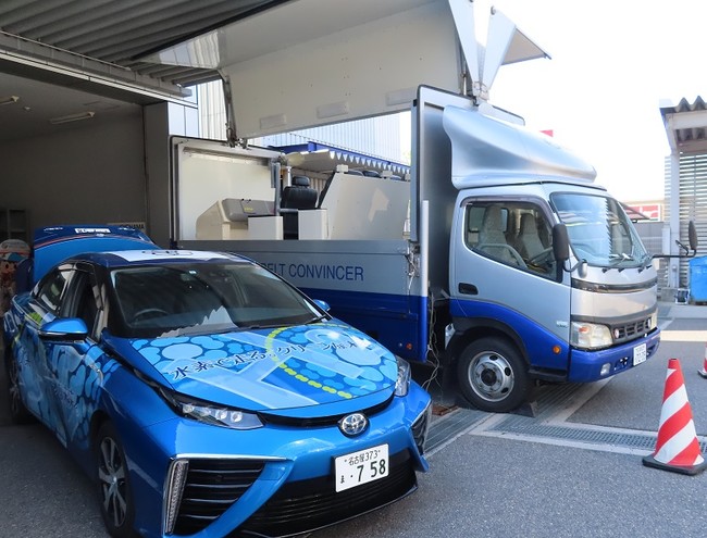 TOYOTA MIRAIと JAFシートベルトコンビンサー TOYOTA MIRAIと JAFシートベルトコンビンサー