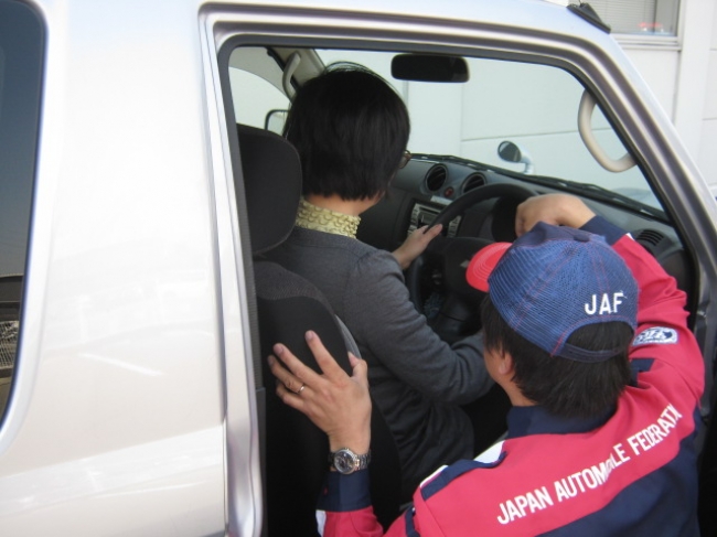 運転姿勢のチェックの様子