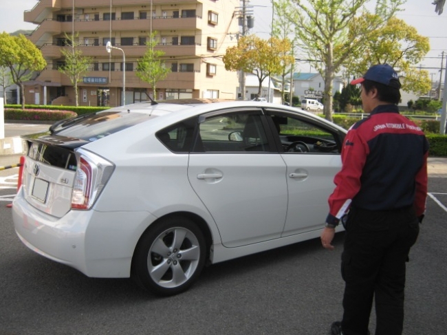 車庫入れ駐車実技の様子