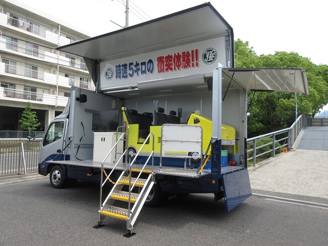 シートベルト効果体験車